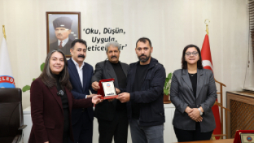 AĞRI BELEDİYESİ TEMİZLİK İŞLERİ MÜDÜRLÜĞÜ’NE ÖZVERİLİ ÇALIŞMALARI NEDENİYLE PLAKET TAKDİM EDİLDİ