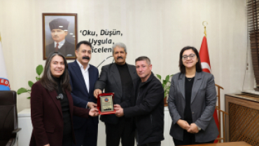 AĞRI BELEDİYESİ TEMİZLİK İŞLERİ MÜDÜRLÜĞÜ’NE ÖZVERİLİ ÇALIŞMALARI NEDENİYLE PLAKET TAKDİM EDİLDİ