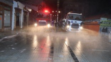 Ağrı'da cadde yıkama işlemleri titizlikle devam ediyor