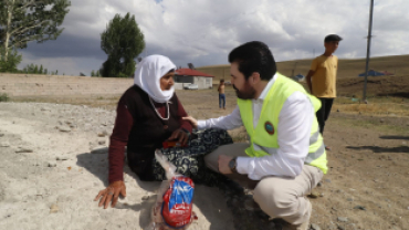 Başkan Sayan, kapı kapı dolaşarak kurban eti dağıttı.