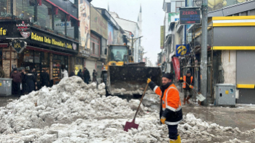 Kent merkezinde kar temizleme çalışması