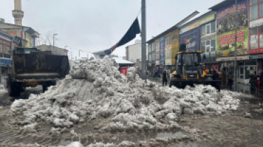 Kent merkezinde kar temizleme çalışması