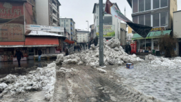 Kent merkezinde kar temizleme çalışması