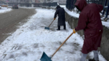 Kent merkezinde kar temizleme çalışması