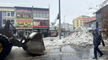 Kent merkezinde kar temizleme çalışması