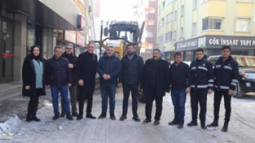 Başkan Karadoğan; Soğuk Havada Çalışan Personeline Tatlı İkramında bulundu