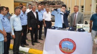 Ağrı Belediyesi Zabıta personeline, yeni üniformaları dağıtıldı.