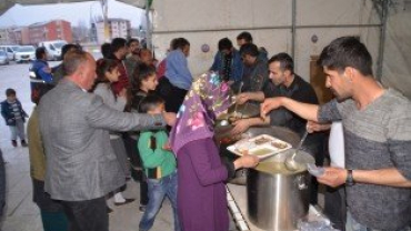 Ağrı Belediyesi Tarafından Millet Bahçesinde İftar Çadırı Kuruldu