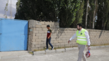 Başkan Sayan, kapı kapı dolaşarak kurban eti dağıttı.