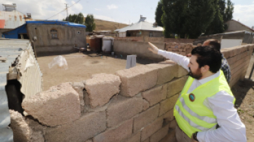 Başkan Sayan, kapı kapı dolaşarak kurban eti dağıttı.