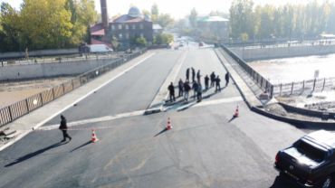 FIRAT VE FEVZİ ÇAKMAK MAHALLELERİNİ BİRLEŞTİREN KÖPRÜ ASFALTLANARAK HALKIN HİZMETİNE SUNULDU