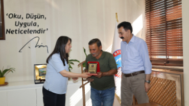 EŞ BAŞKANLARDAN  TEŞEKKÜR PLAKETİ