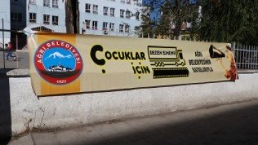 Ağrı Belediyesi Çocukları Gezen Sinema İle Buluşturdu