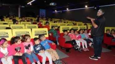 Ağrı Belediyesi Çocukları Gezen Sinema İle Buluşturdu