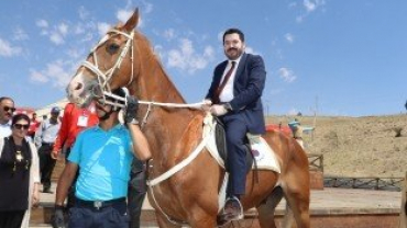 Ağrı Belediyesi, Ahlat Avrasya Kültür Şenliklerine Katıldı