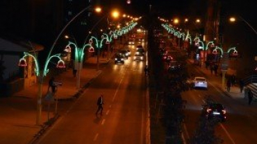 Lale Figürlü Aydınlatmalarla Caddelerde Görsel Şölen Yaşanıyor