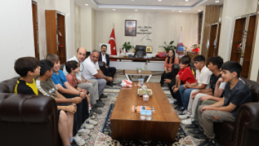 OĞULOBA SPOR KULÜBÜ ÖĞRENCİLERİNE AĞRI BELEDİYESİNDEN FORMA VE ÇANTA DESTEĞİ