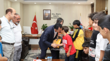 OĞULOBA SPOR KULÜBÜ ÖĞRENCİLERİNE AĞRI BELEDİYESİNDEN FORMA VE ÇANTA DESTEĞİ