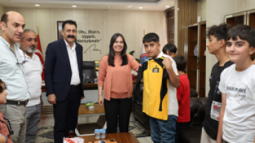 OĞULOBA SPOR KULÜBÜ ÖĞRENCİLERİNE AĞRI BELEDİYESİNDEN FORMA VE ÇANTA DESTEĞİ