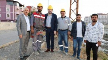 Başkan Sayan, Baret Takıp Beton Döktü