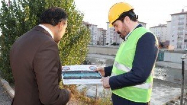 Başkan Sayan, Baret Takıp Beton Döktü