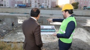 Başkan Sayan, Baret Takıp Beton Döktü