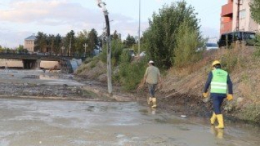 Başkan Sayan, Baret Takıp Beton Döktü