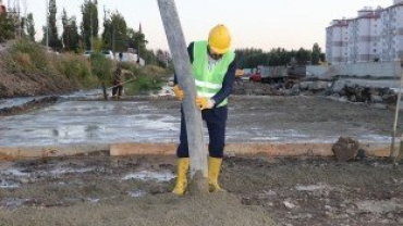 Başkan Sayan, Baret Takıp Beton Döktü