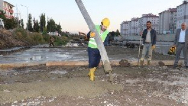 Başkan Sayan, Baret Takıp Beton Döktü