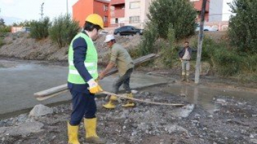 Başkan Sayan, Baret Takıp Beton Döktü