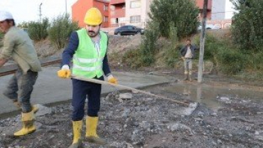 Başkan Sayan, Baret Takıp Beton Döktü