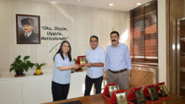 EŞ BAŞKANLARDAN  TEŞEKKÜR PLAKETİ