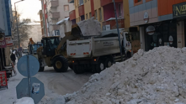 AĞRI BELEDİYESİ EKİPLERİ KARLA MÜCADELE ÇALIŞMALARINI ARALIKSIZ SÜRDÜRÜYOR