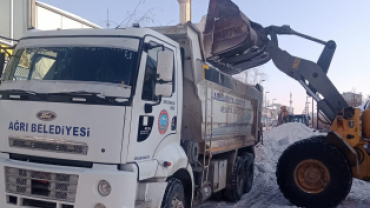 AĞRI BELEDİYESİ EKİPLERİ KARLA MÜCADELE ÇALIŞMALARINI ARALIKSIZ SÜRDÜRÜYOR