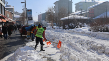 AĞRI BELEDİYESİ EKİPLERİ KARLA MÜCADELE ÇALIŞMALARINI ARALIKSIZ SÜRDÜRÜYOR