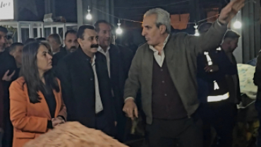 AĞRI BELEDİYESİ EŞ BAŞKANLARI PAZAR ESNAFIYLA BULUŞTU