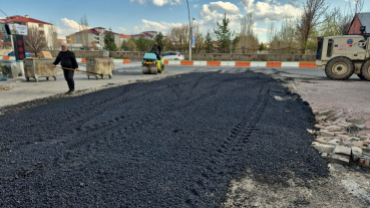 AĞRI BELEDİYESİ FEN İŞLERİ MÜDÜRLÜĞÜ EKİPLERİNDEN ASFALT ONARIM ÇALIŞMASI