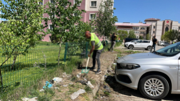 YAYA TEMİZLİK EKİPLERİMİZ KALDIRIMLARI TEMİZLİYOR