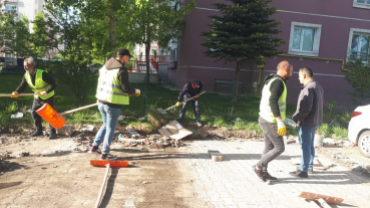 YAYA TEMİZLİK EKİPLERİMİZ KALDIRIMLARI TEMİZLİYOR
