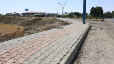 AĞRI BELEDİYESİ KENT GENELİNDE KALDIRIM VE YOL DÜZENLEMELERİNİ SÜRDÜRÜYOR