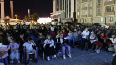 AĞRI BELEDİYESİ’NDEN AÇIK HAVA SİNEMASI ETKİNLİĞİNE YOĞUN İLGİ