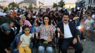 AĞRI BELEDİYESİ’NDEN AÇIK HAVA SİNEMASI ETKİNLİĞİNE YOĞUN İLGİ