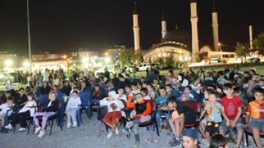 AĞRI BELEDİYESİ’NDEN AÇIK HAVA SİNEMASI ETKİNLİĞİNE YOĞUN İLGİ