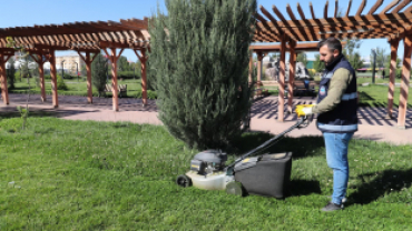 AĞRI BELEDİYESİ PARK VE BAHÇELER MÜDÜRLÜĞÜ ÇİM BİÇME ÇALIŞMALARINI SÜRDÜRÜYOR