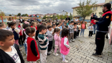 AĞRI BELEDİYESİ İTFAİYE MÜDÜRLÜĞÜNDEN ÖĞRENCİLERE YANGIN GÜVENLİĞİ EĞİTİMİ