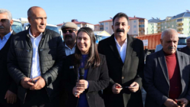 AĞRI BELEDİYESİ YENİ HİZMET ARAÇLARINI KONVOY GEÇİŞİYLE HALKA TANITTI