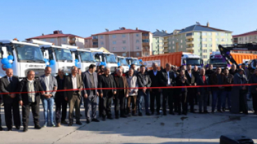 AĞRI BELEDİYESİ YENİ HİZMET ARAÇLARINI KONVOY GEÇİŞİYLE HALKA TANITTI