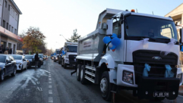 AĞRI BELEDİYESİ YENİ HİZMET ARAÇLARINI KONVOY GEÇİŞİYLE HALKA TANITTI