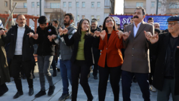 DENGBEJ ŞAKÎRO KENT MEYDANI AÇILDI