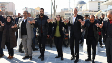 DENGBEJ ŞAKÎRO KENT MEYDANI AÇILDI